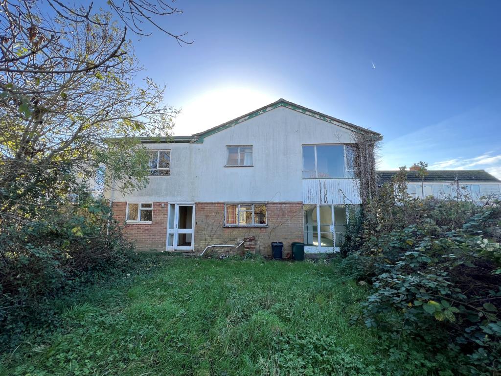 Lot: 44 - SUBSTANTIAL HOUSE FOR IMPROVEMENT - Rear elevation of property and rear garden